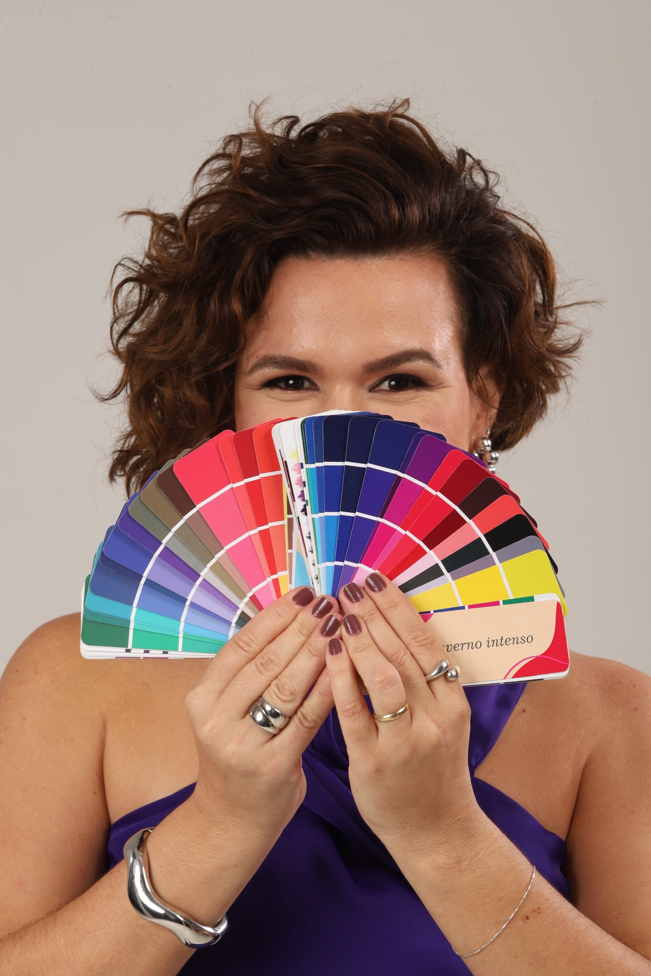 Análise de coloração pessoal — leque de cores junto ao rosto