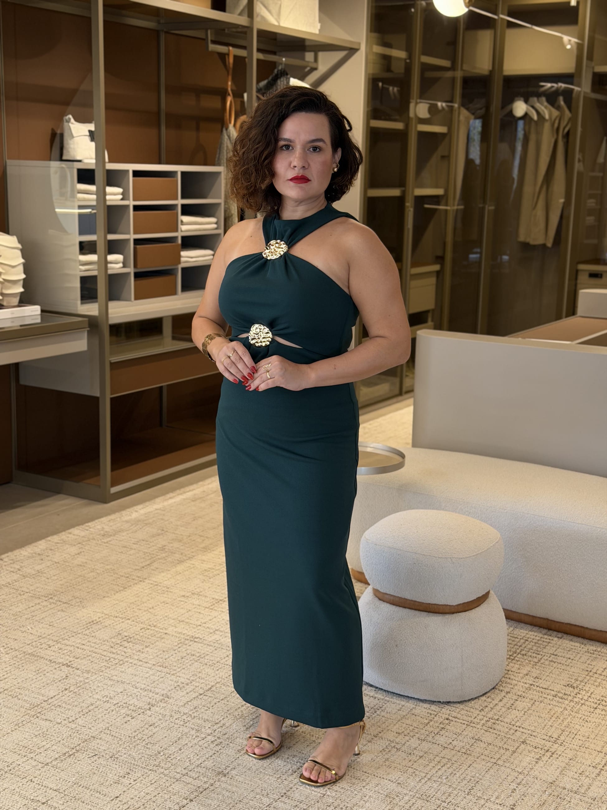 Laura Mareom diante de um closet, antes da escolha do que vestir